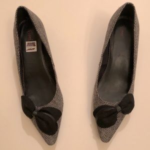 Fioni black and white, cloth stitched, 11M, low heels 1 1/2 in